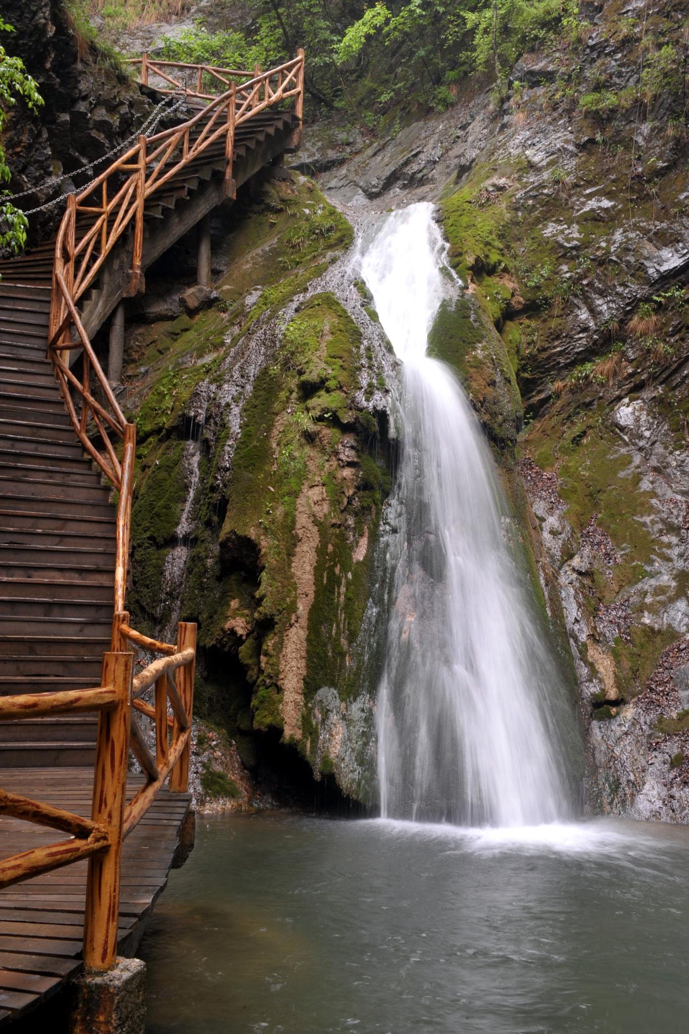 陕西金丝峡旅游攻略 陕西金丝峡,位于陕西省商洛市,是一个自然奇观和