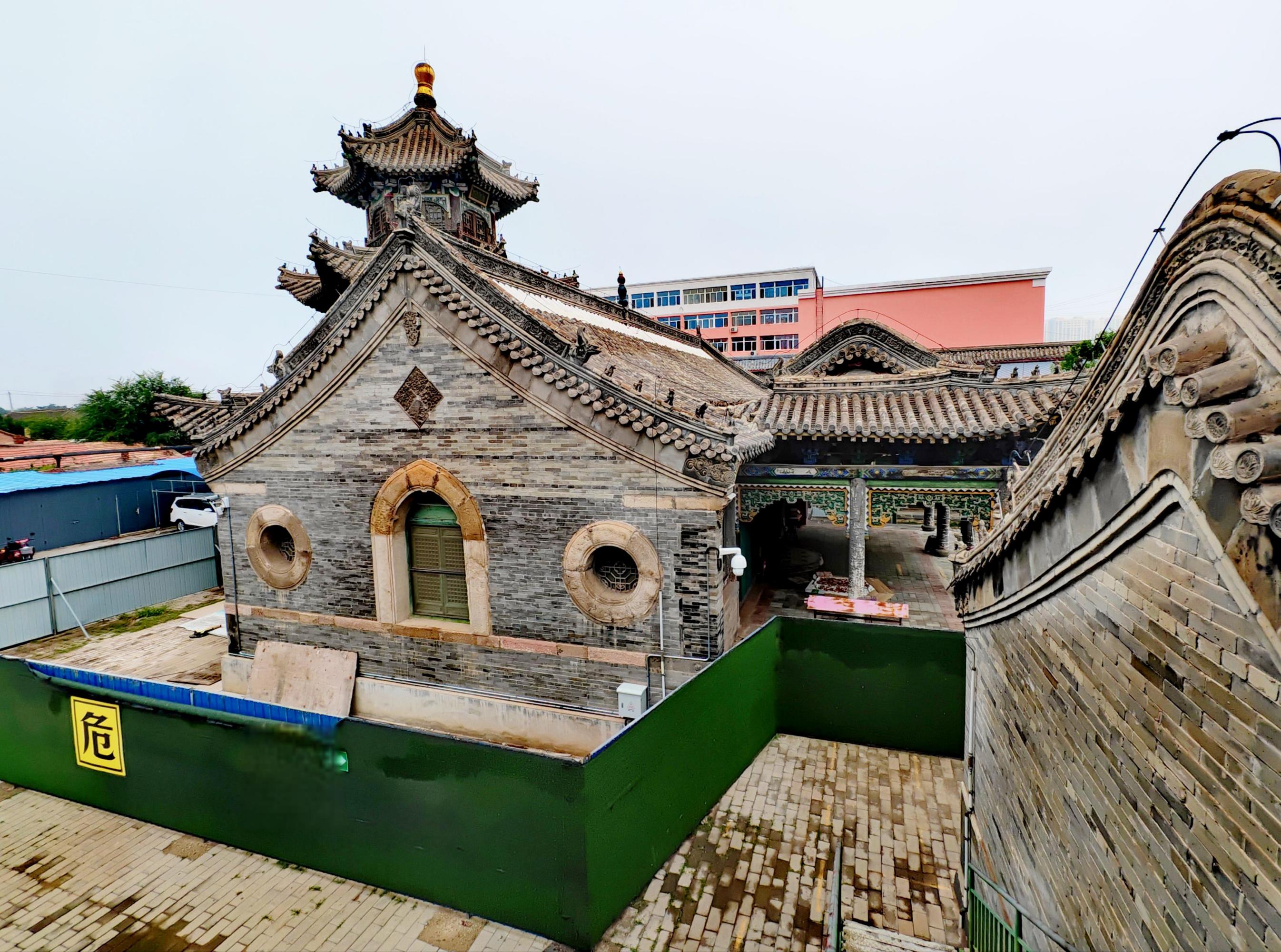 赤峰清真北大寺 再次来到红山区步行街,这回是看一座穆斯林特色建筑