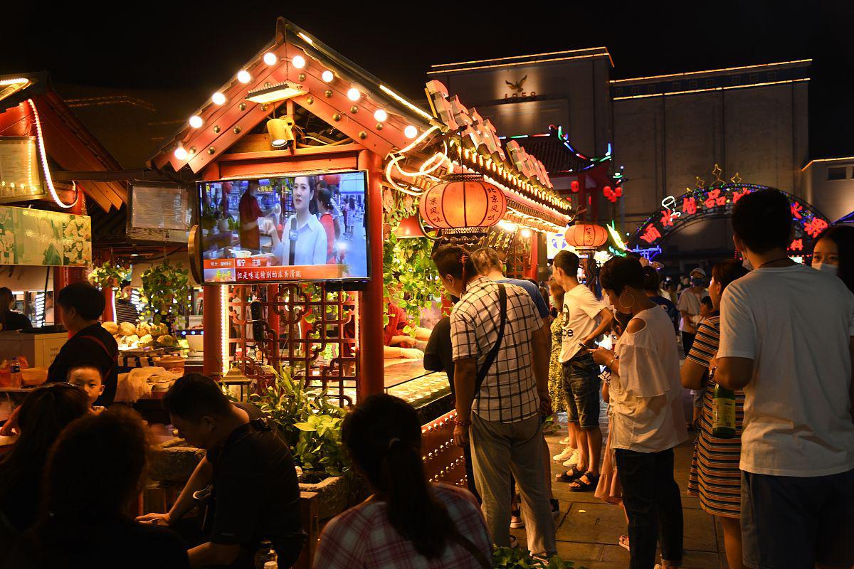 而在这座城市中,塔湾兴顺夜市被誉为沈阳晚上最热闹的地方.