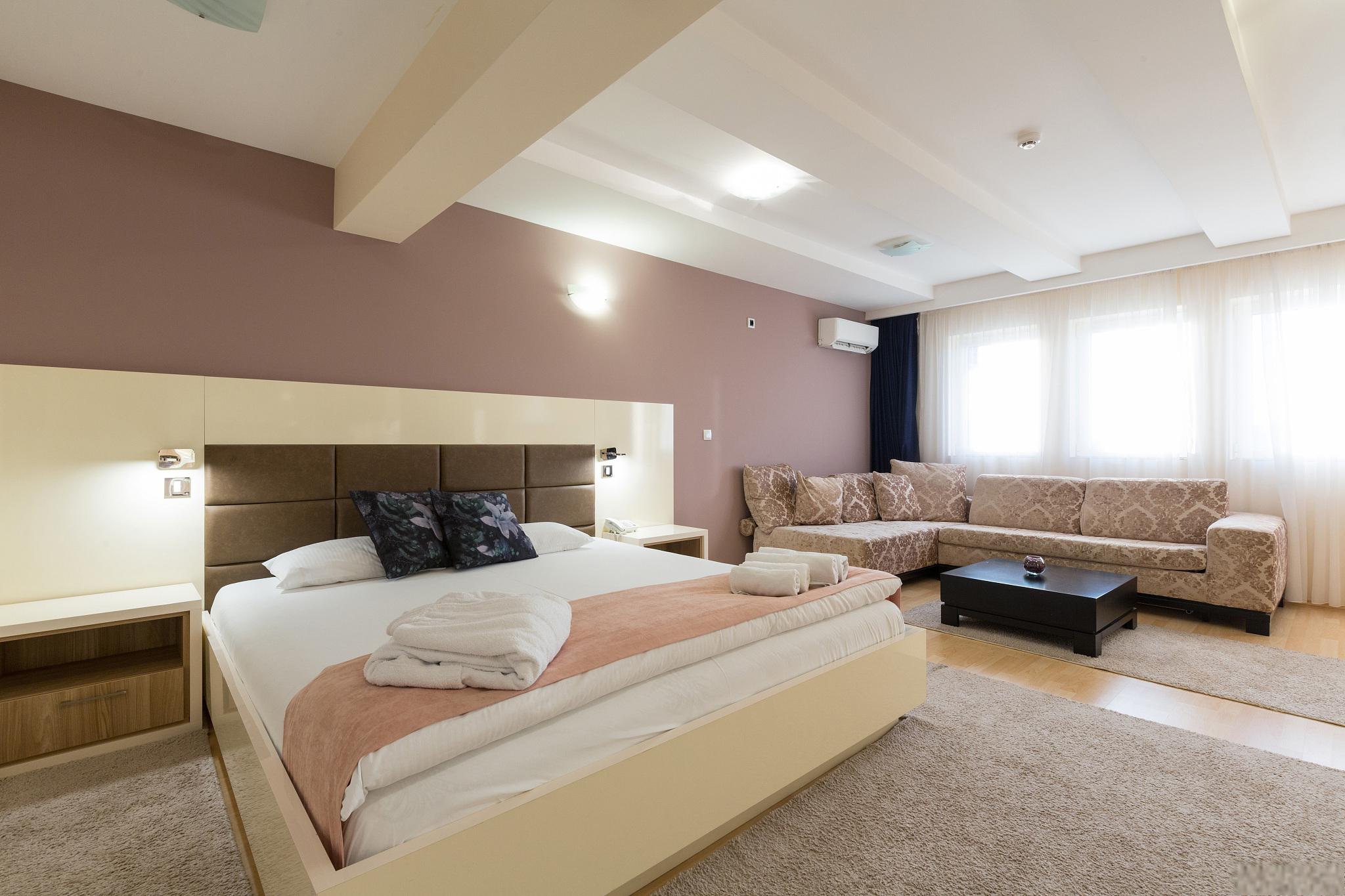 如果卧室房间中间有横梁,可以采取以下装修方案来提升美观度和实用性