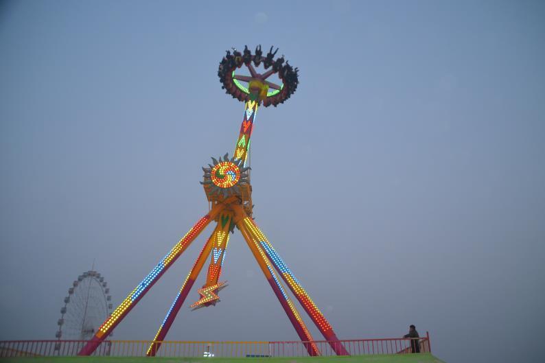 淄博华龙游乐设备大摆锤的魅力 在寻求刺激和乐趣的时代,游乐园已成为