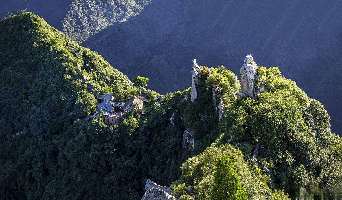 今天,让我们一同踏上一段充满秋意的旅程,前往河南省西峡县的老界岭