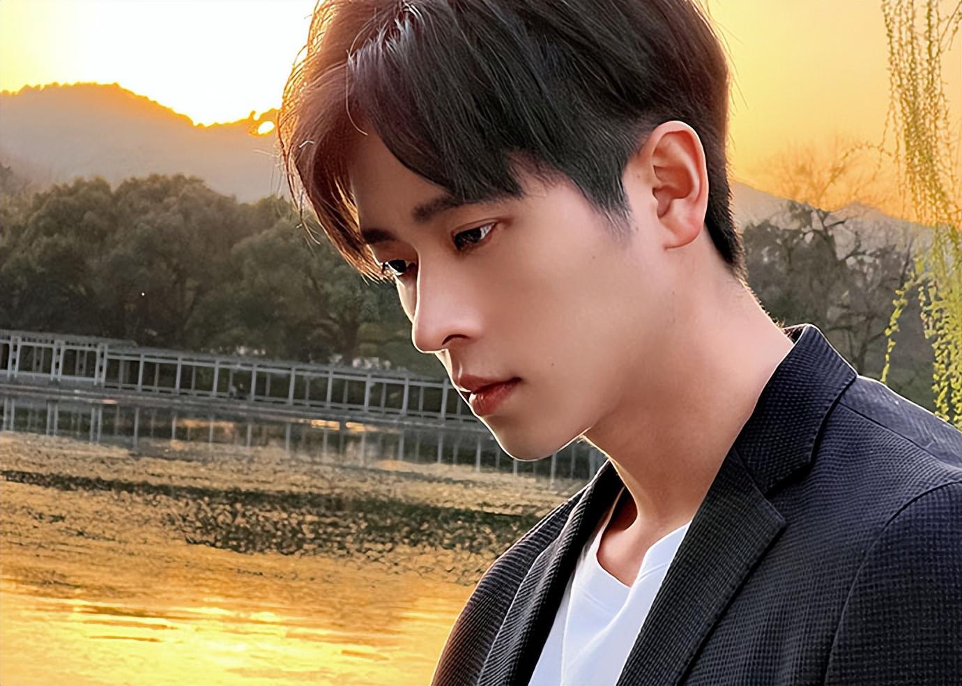 丞磊:个人资料以及艺名由来大揭秘 丞磊,原名杨辉翔,身高181cm,今年30