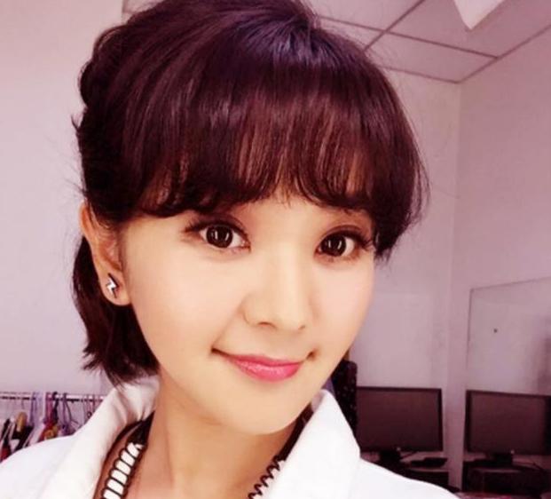 她在央视主持15年,竟只是个临时工 方琼,央视的一名知名女主持人,以她