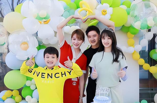 叶一茜庆39岁生日,全家福曝光 叶一茜庆39岁生日,晒出全家福,一家四口