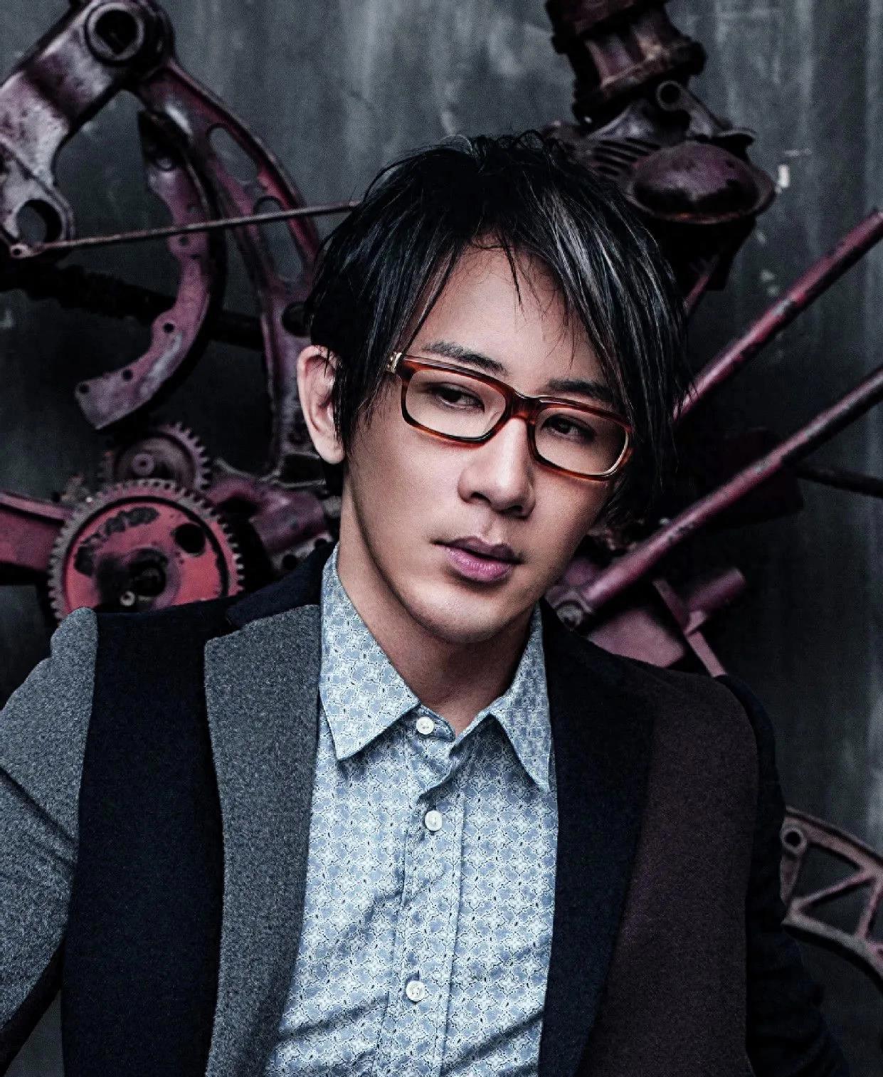 刘谦:魔术之星的成功之路 刘谦,这位国际知名的近景魔术大师,他的职业