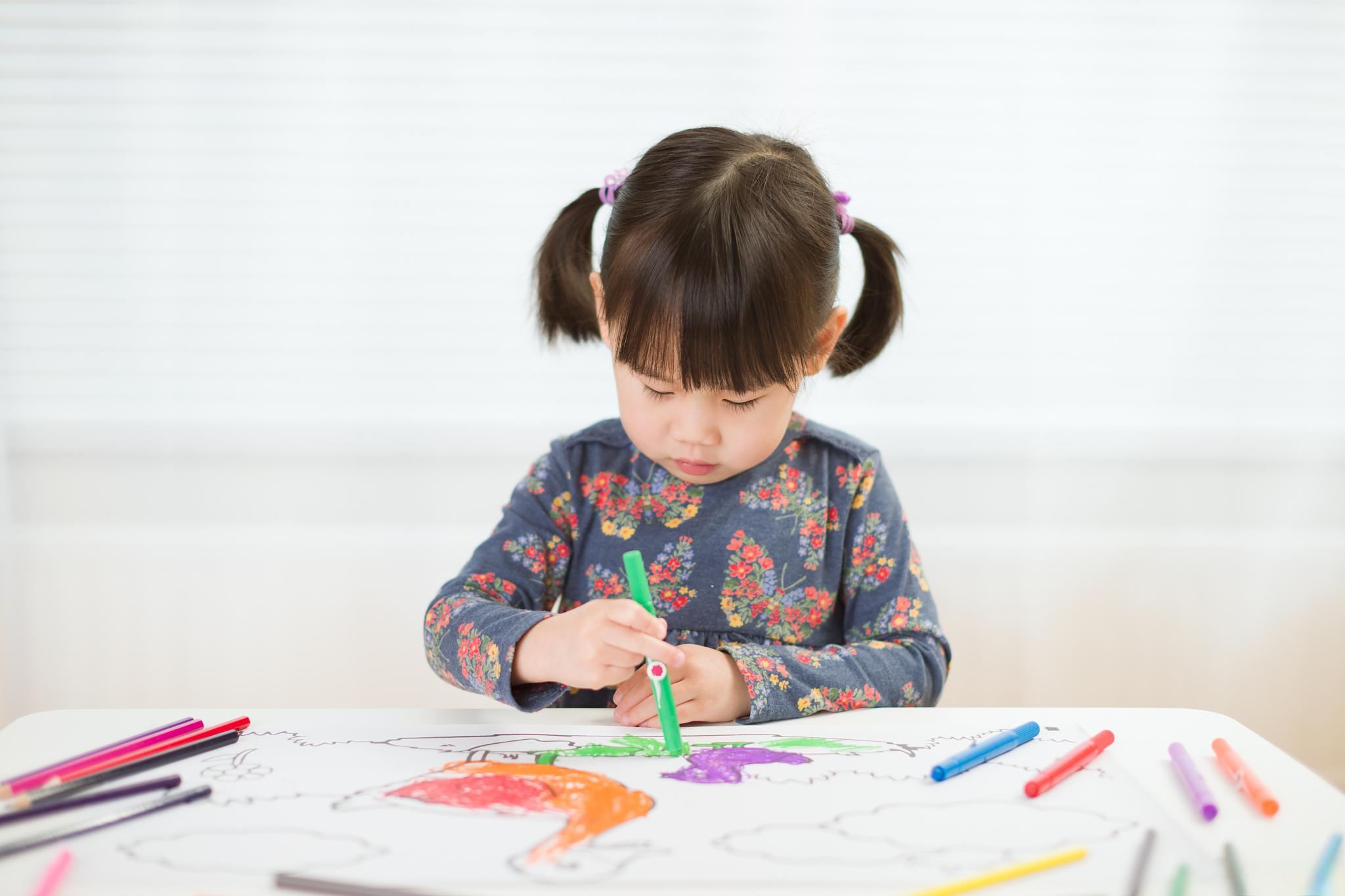 孩子学习绘画的利与弊 绘画确实可以让孩子发展出很好的形象思维能力