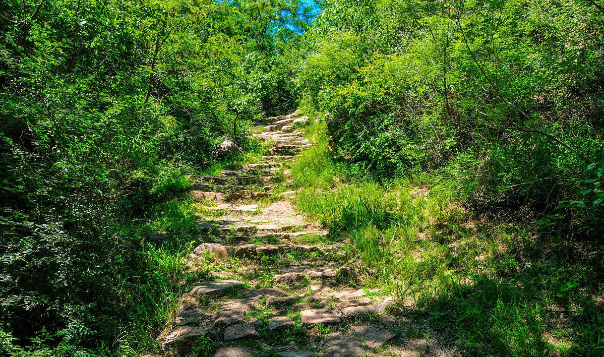 绍兴峰山灵迹景区,自然与文化的完美结合 绍兴峰山灵迹景区是一个历史