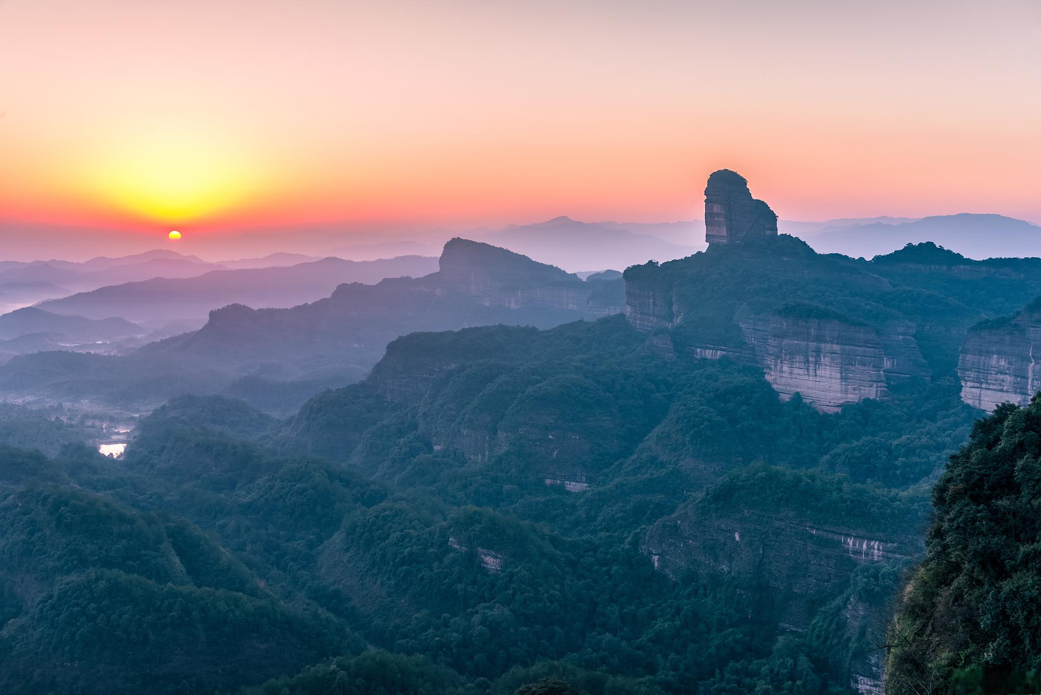 广东丹霞山,中国红石公园 广东丹霞山,位于广东省韶关市仁化县,被誉为