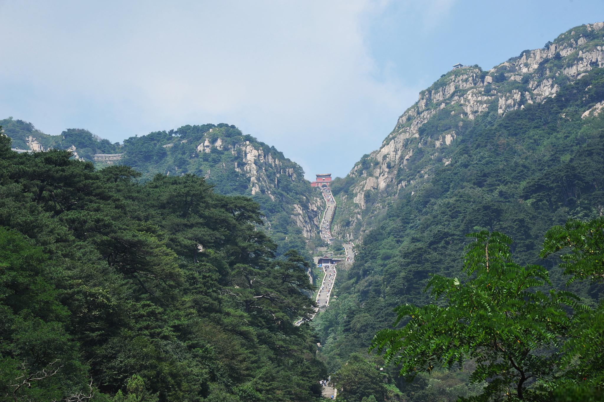泰山,中国的自然风光胜地 泰山,是中国著名的五岳之一,被誉为五岳之