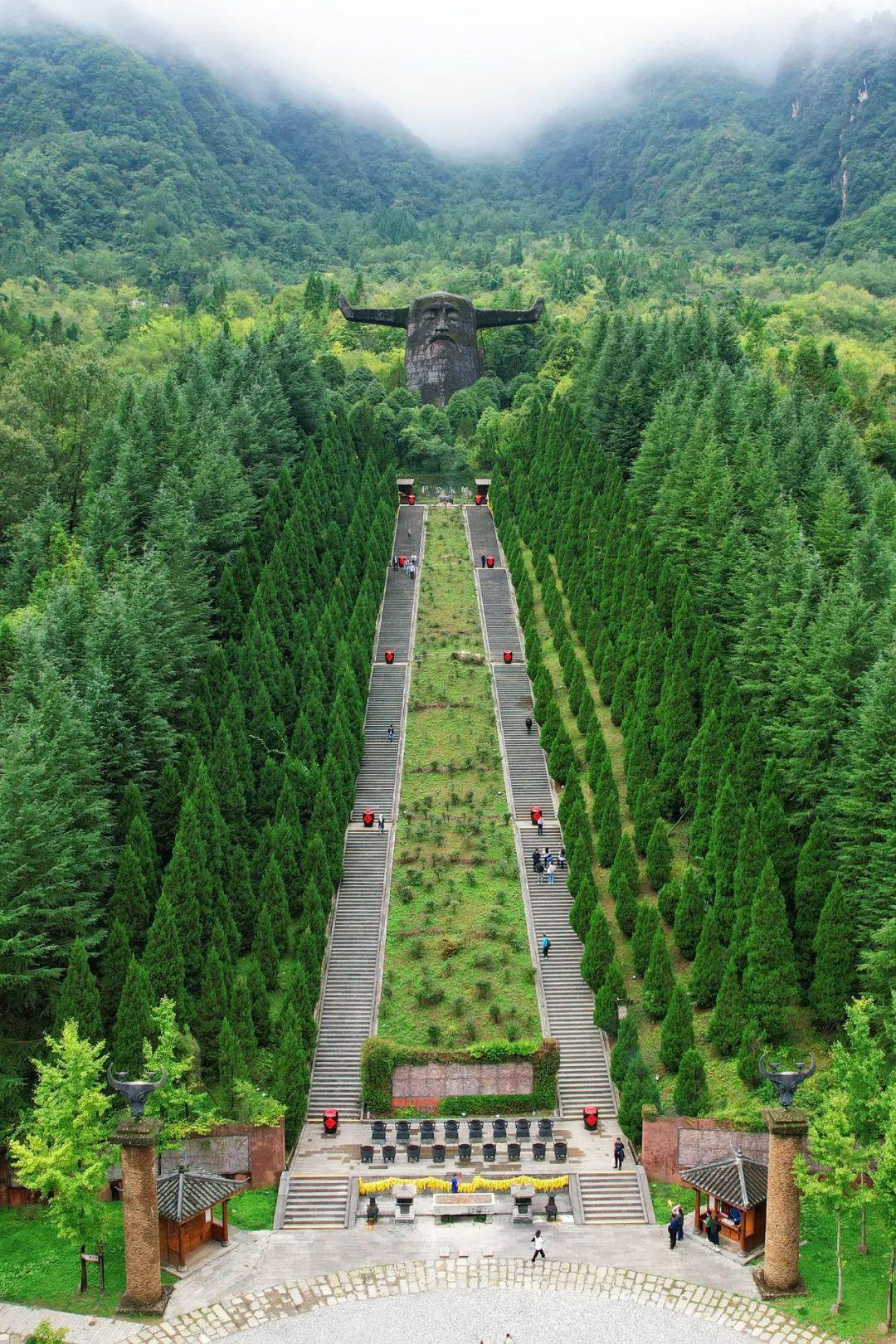 湖北自然景区之神农架 神农架是湖北省直辖的林区,面积非常大,有3215