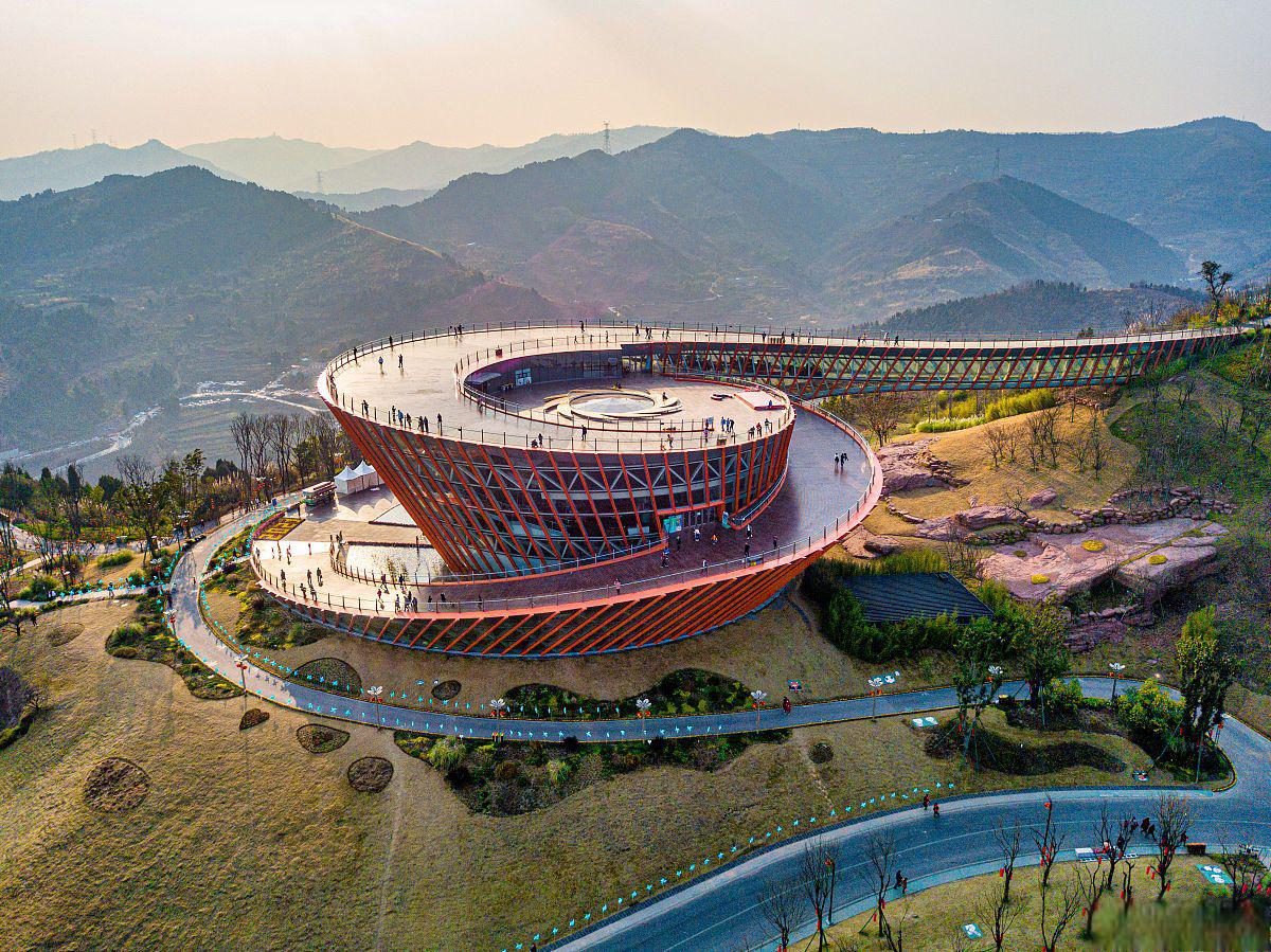 龙泉山城市森林公园丹景台 位于中国的龙泉山城市森林公园是一个令人