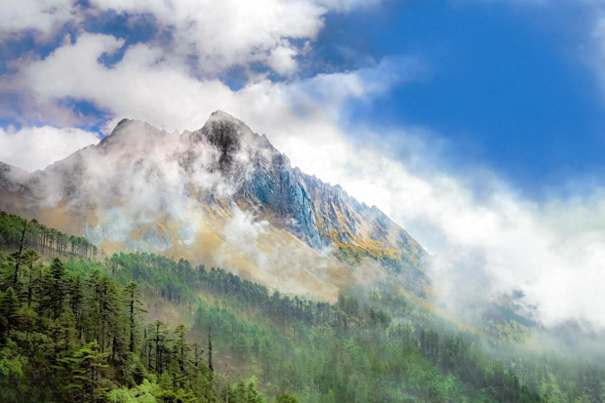 云南孔雀山,一山四季游 在云南省怒江傈僳族自治州贡山县与迪庆藏族