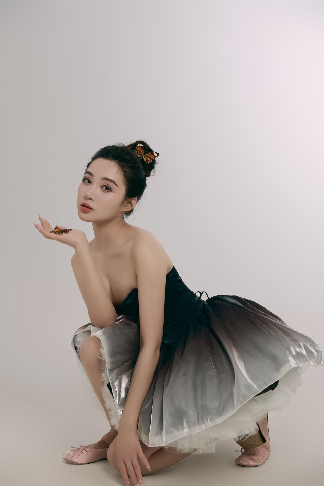 孙嘉璐:芭蕾舞裙下的黑天鹅 孙嘉璐身材好,练习芭蕾多年,优美体态是她