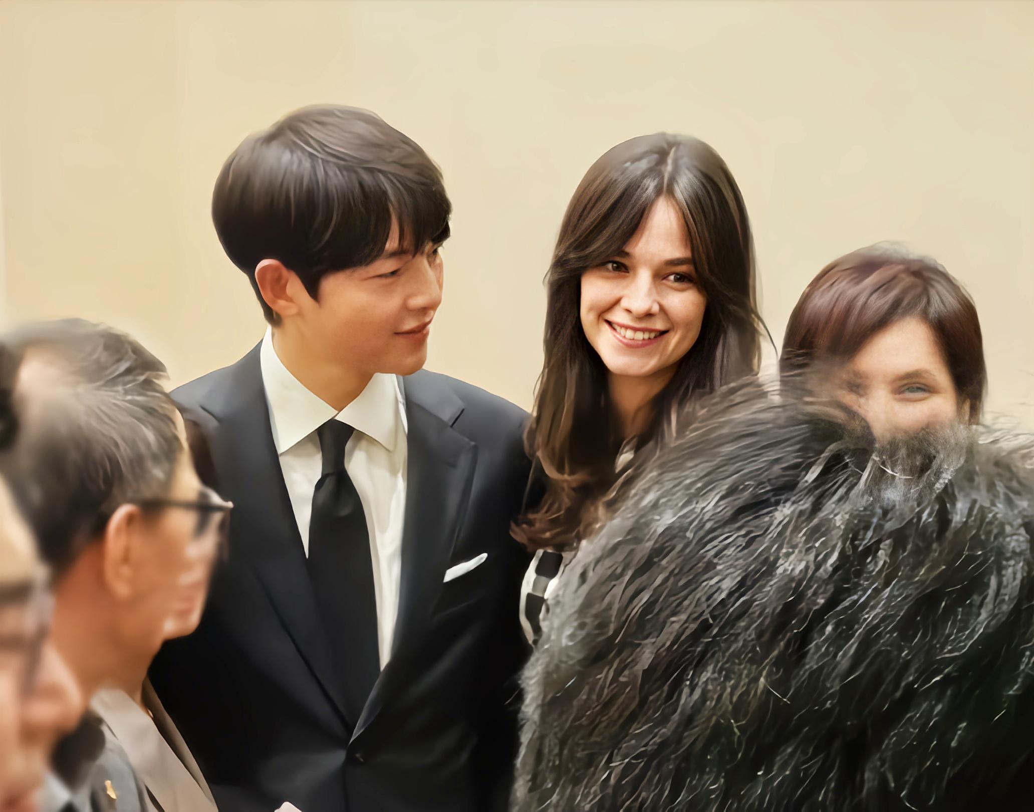 宋仲基携妻子参加妹妹婚礼 宋仲基携英国籍妻子凯蒂参加妹妹婚礼,夫妻