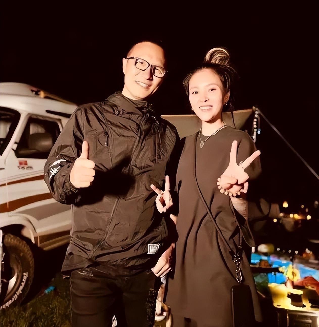 杨坤穿拖鞋开200万豪车现身加油站 杨坤穿着拖鞋开着200万的奔驰g500