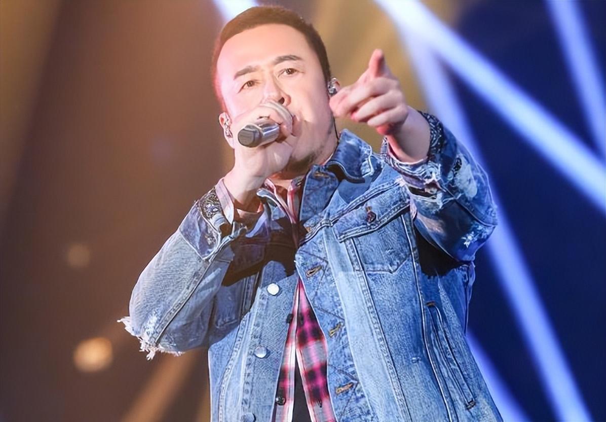 杨坤直播怒骂网友 杨坤在直播间怒骂网友,做艺人必须有好的心态,应该