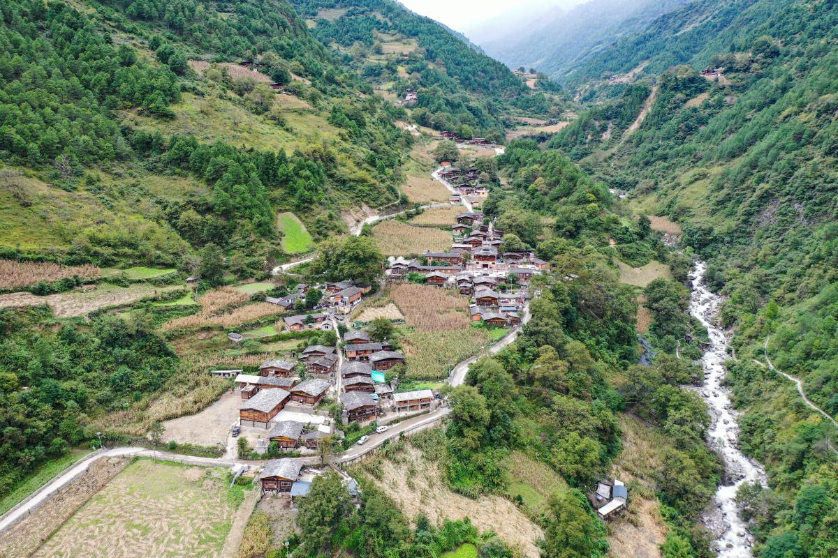 秋那桶:自然风光与民族文化的完美结合 秋那桶,一个深藏在怒江大峡谷