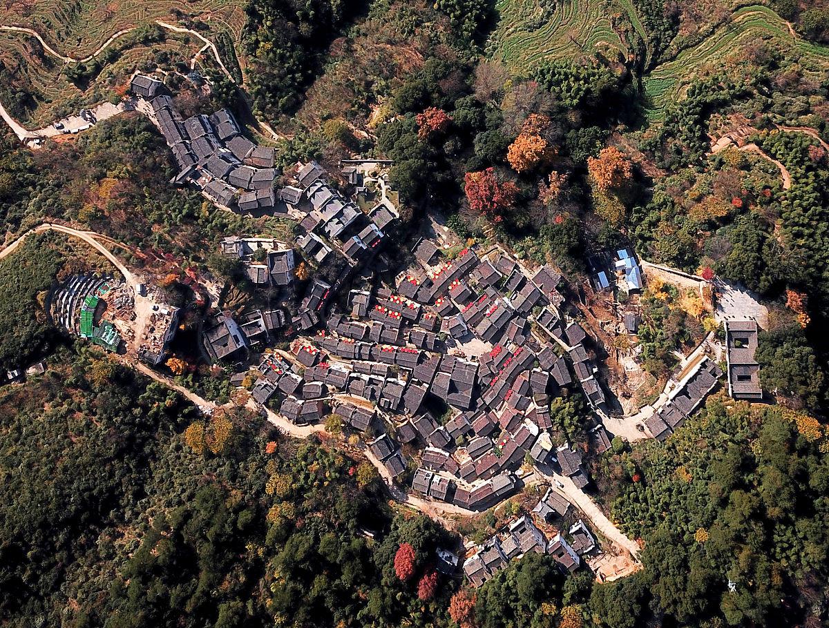 山水,徽派建筑和乡土文化的完美结合 篁岭景区位于江西省上饶市婺源县