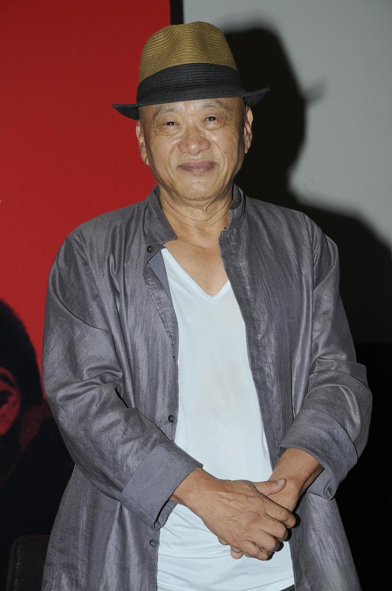 一代艺术家二婚娶小娇妻,十几年后回北京微笑挥手 凌峰的归国之路