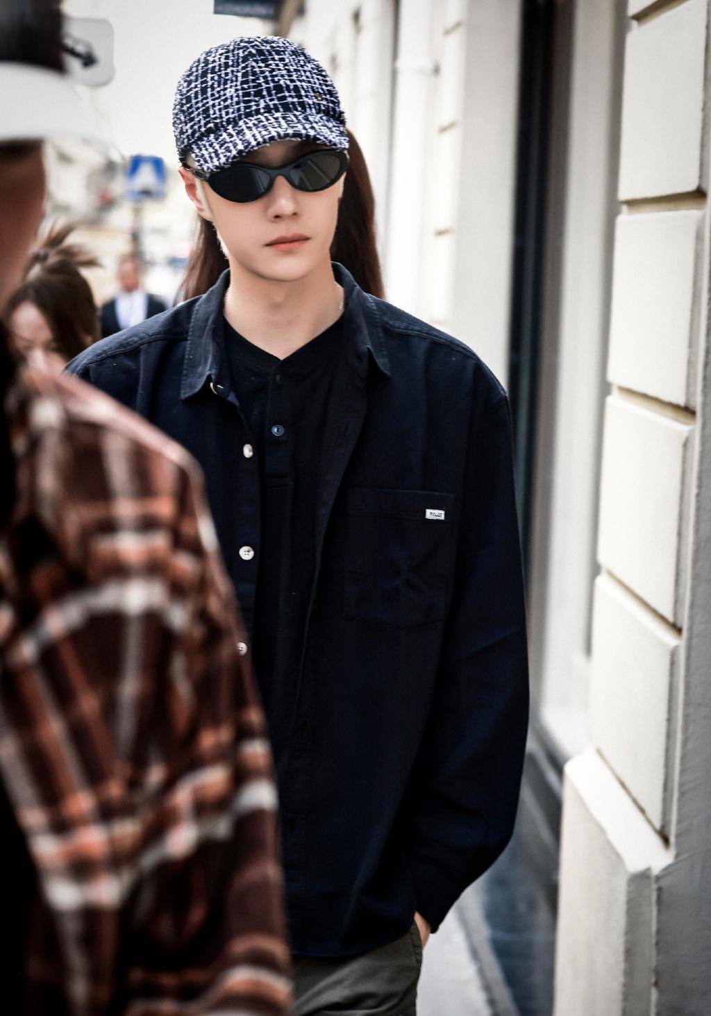 王一博巴黎时装周 王一博在巴黎时装周展现出了独特的时尚风格,凭借其