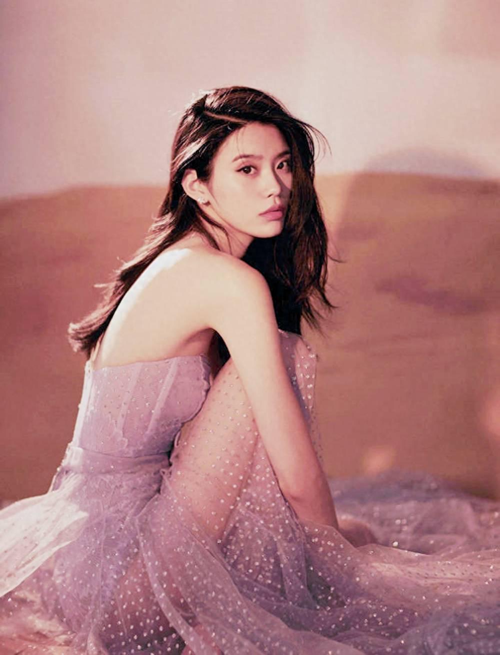 奚梦瑶:时尚女神 奚梦瑶,时尚界的女神,以其美丽和优雅征服了众多人的