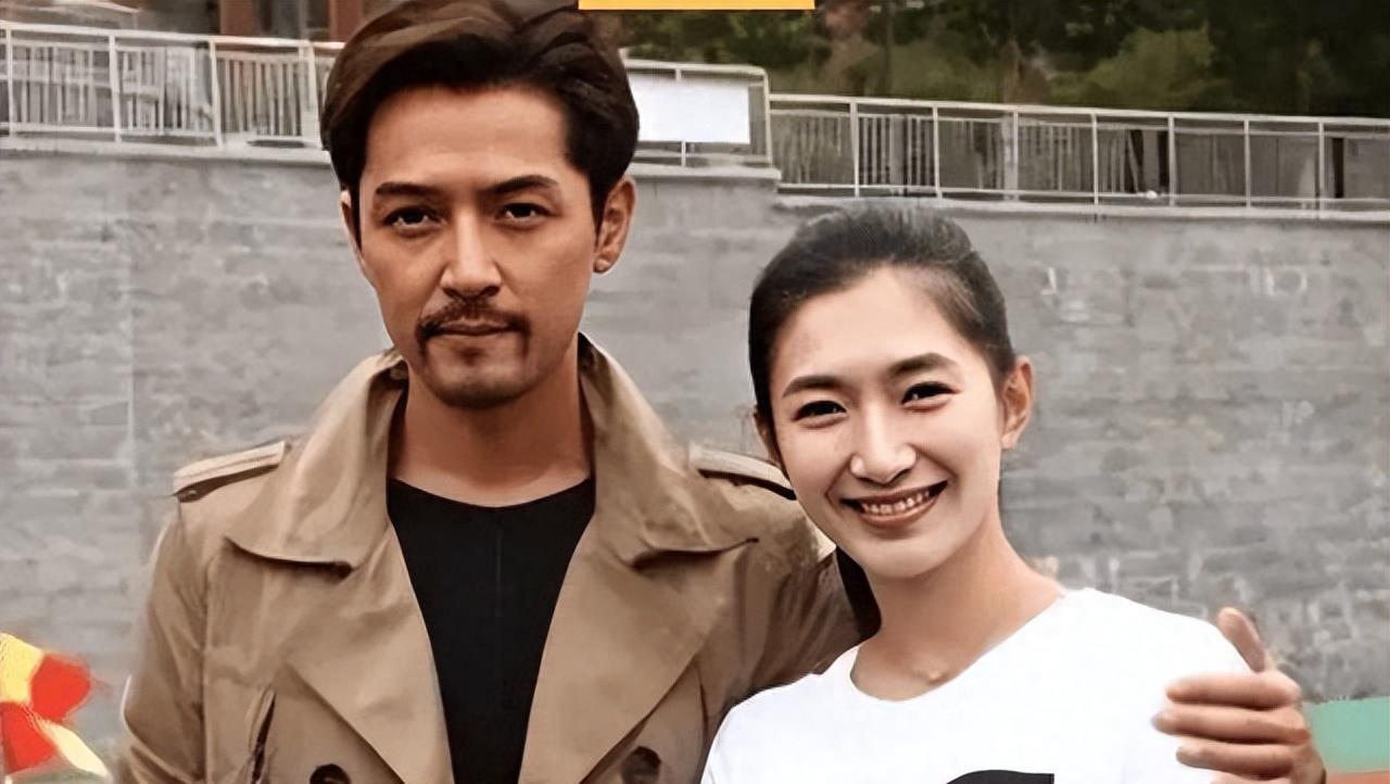 胡歌家庭生活 胡歌是一位演员,他的妻子黄曦宁是他的前执行经纪人,两