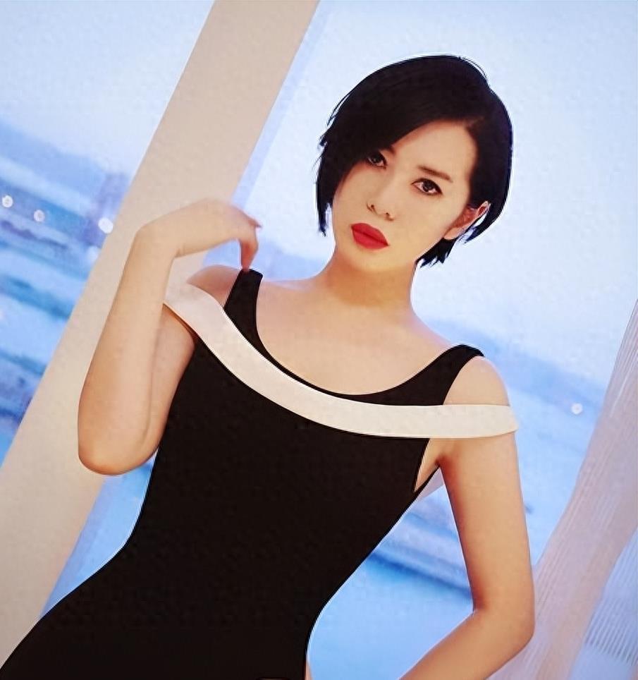 感情生活与演艺事业 余男是一位才华横溢的女演员,曾与导演王全安相恋
