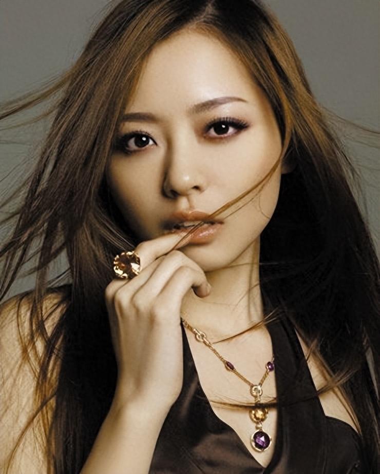 张靓颖:15年骗局真相大白 中国流行天后张靓颖近日在社交媒体上揭露