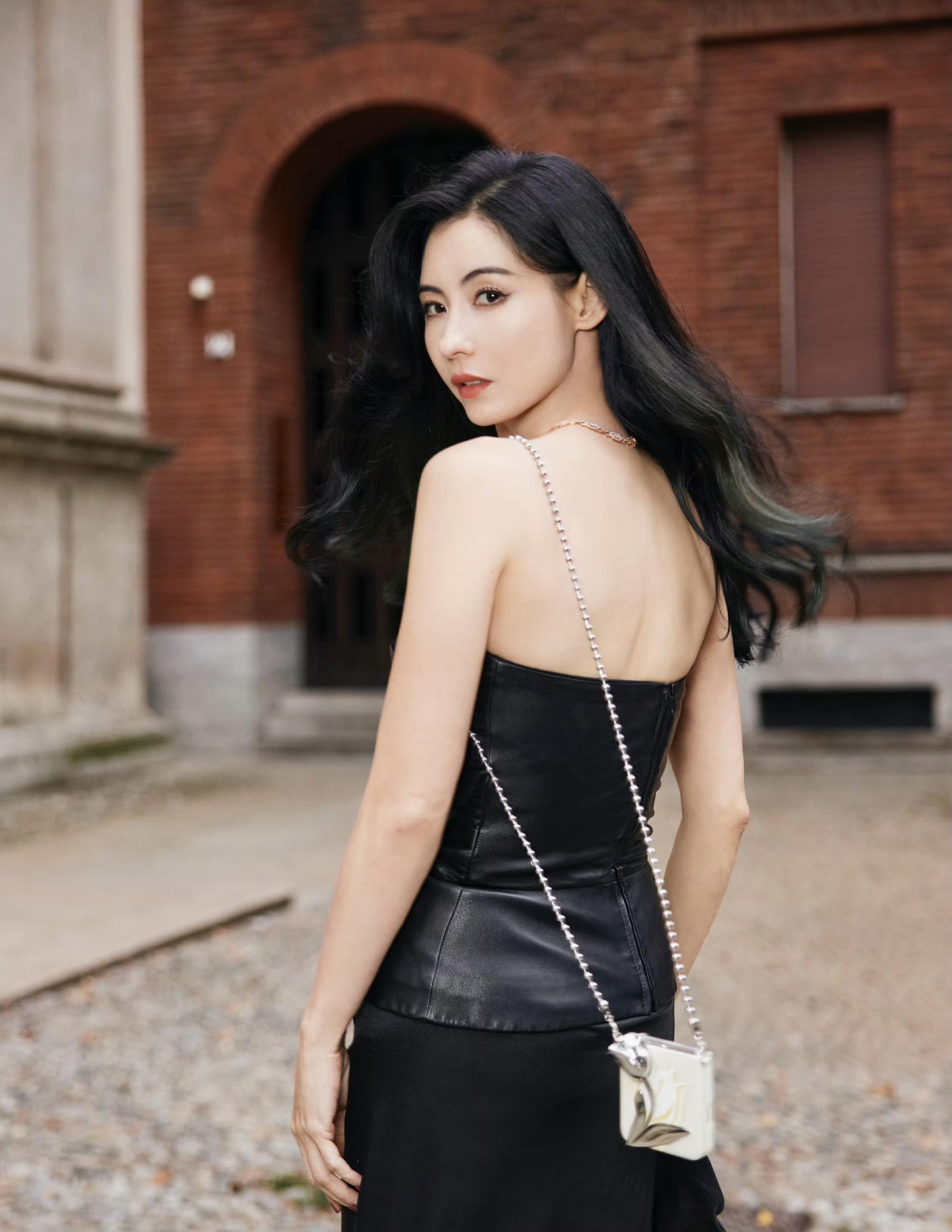 张柏芝:最美骨相 43岁的张柏芝在米兰时装周上亮相,即使没有华丽的