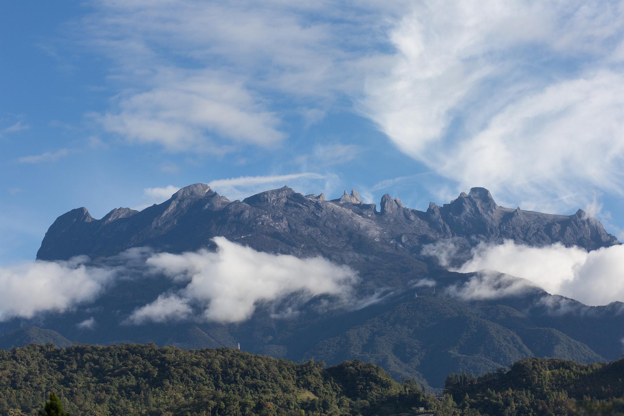 苍山旅游攻略 位于我国云南省大理白族自治州的苍山,是大理的"屏障"