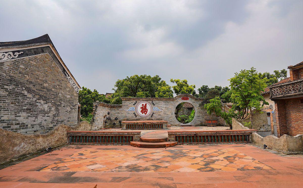 南风古灶旅游区 南风古灶旅游区位于广东省佛山市石湾镇,是一处集陶瓷