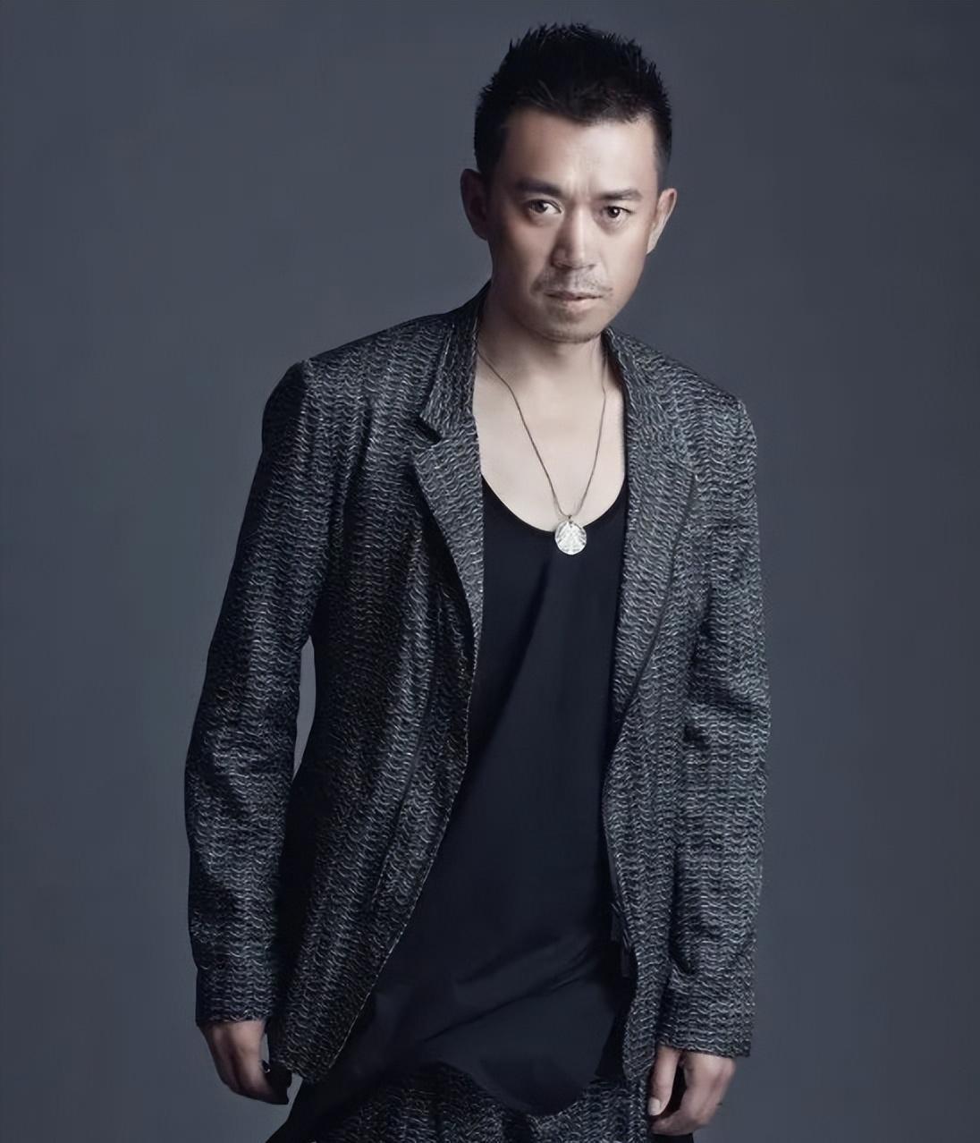 他的三段婚姻和时尚穿搭 王学兵的三段婚姻都以失败告终,但他并没有