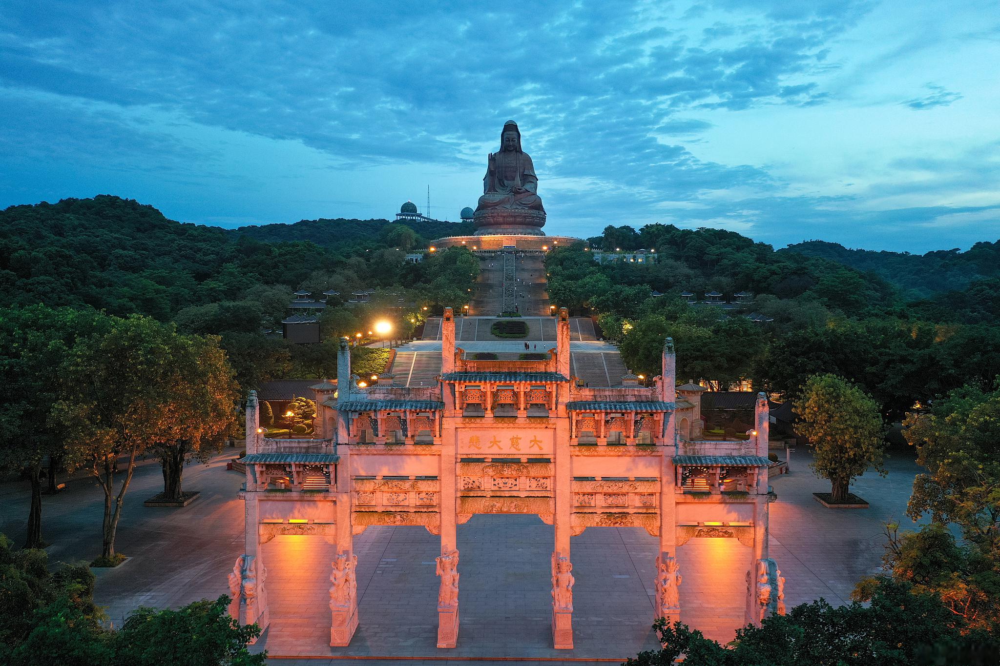 西樵山风景名胜区 西樵山风景名胜区位于南海区西樵镇,是南粤四大名山