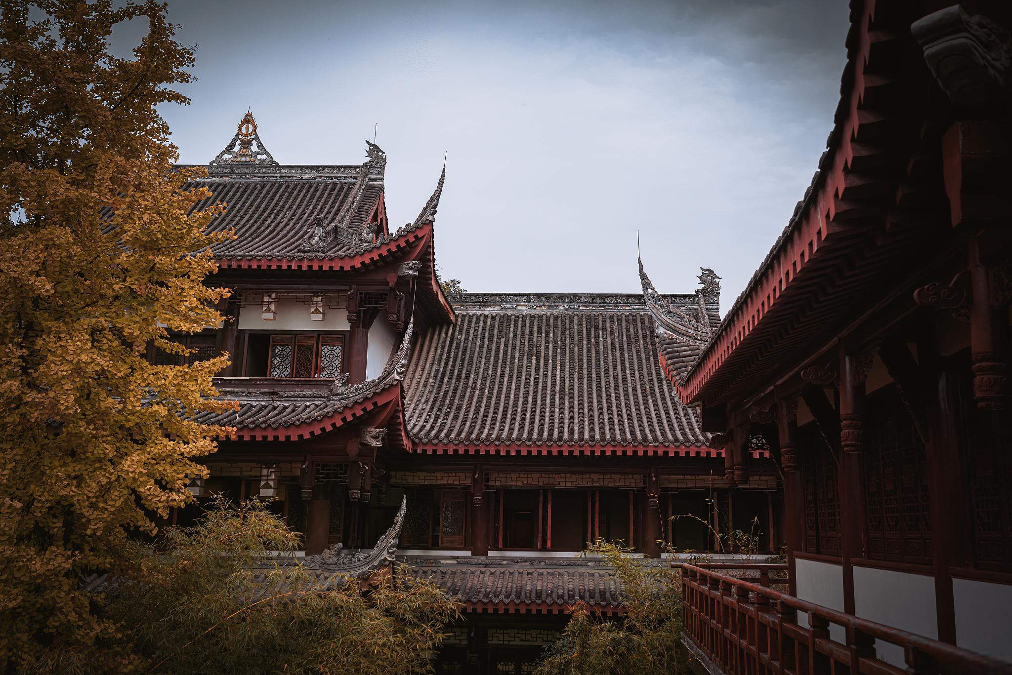 烟雨楼,一座古典园林的瑰宝 烟雨楼,位于浙江省嘉兴市南湖湖心岛上,是