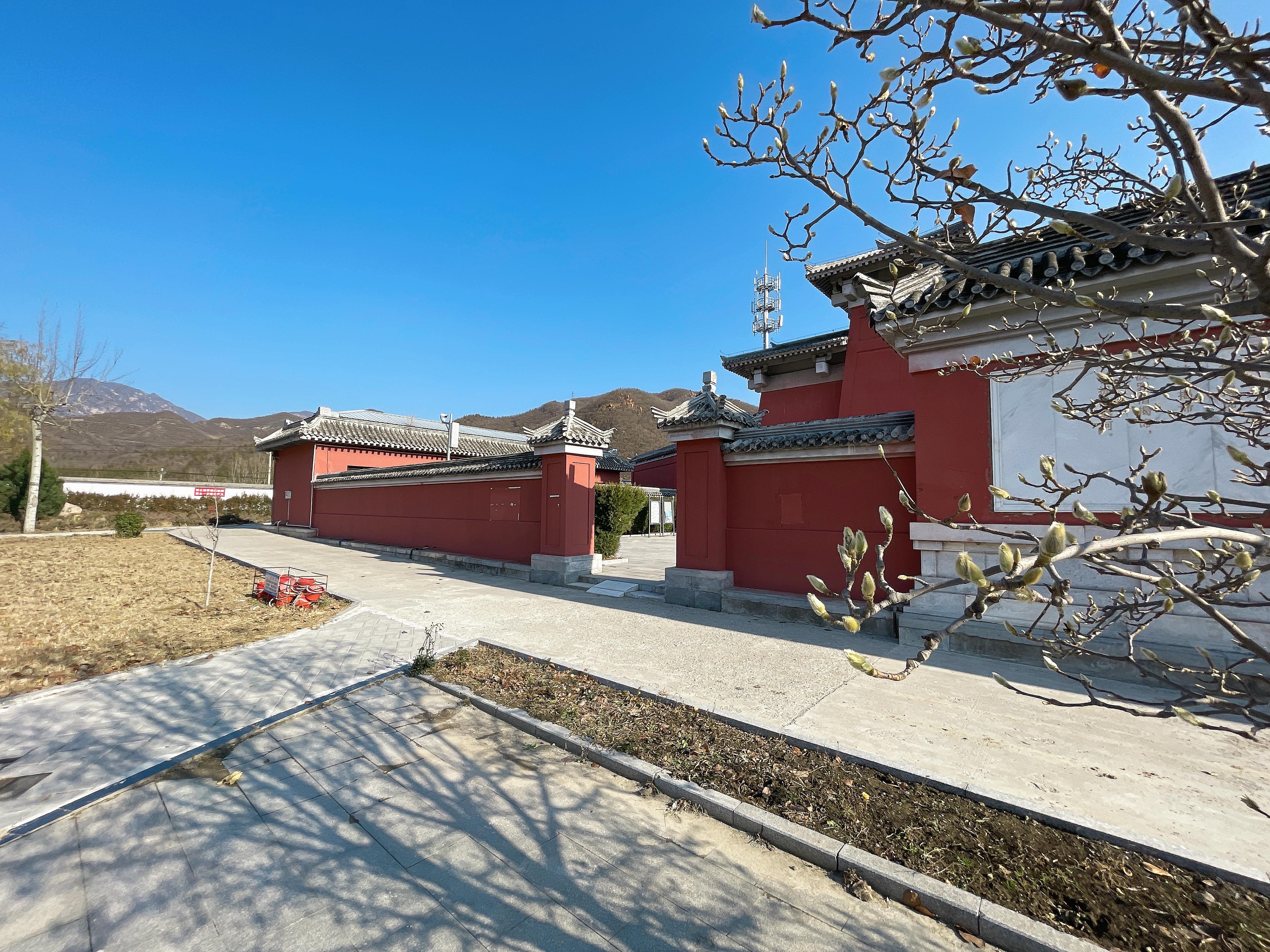 凤凰山陵园交通路线 凤凰山陵园位于北京市昌平区境内,占地面积6万多