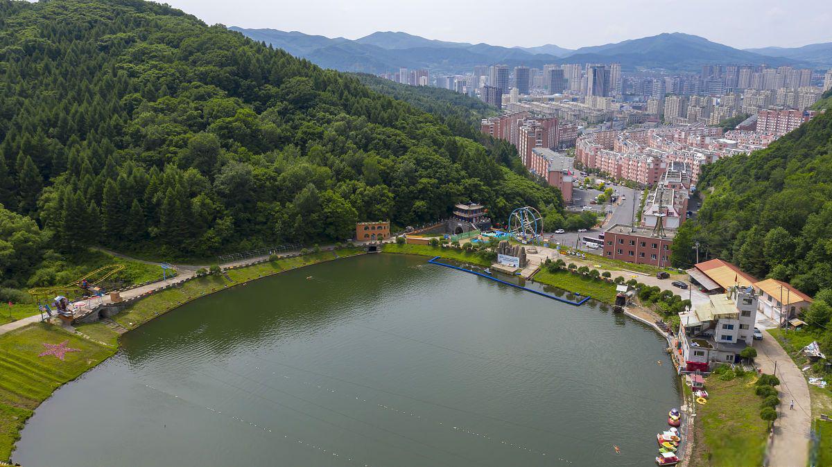 通化是一个拥有丰富旅游资源的城市,有许多值得一游的景点