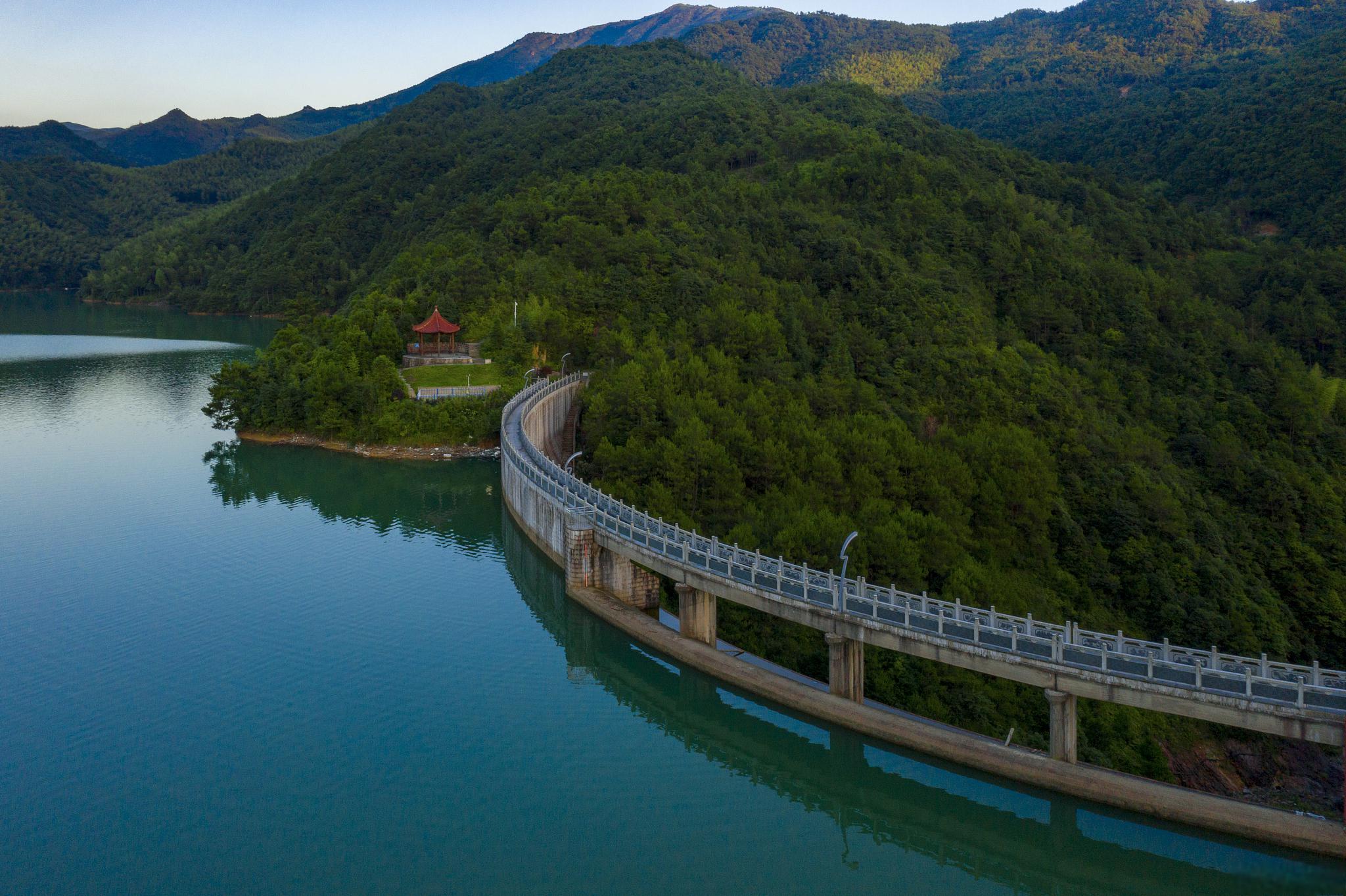 通化是一个拥有丰富旅游资源的城市,有许多值得一游的景点