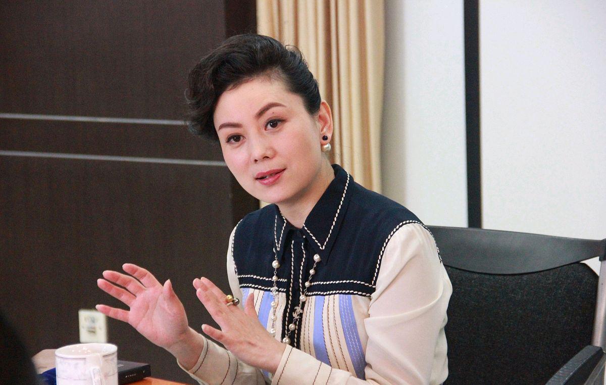 谭梅在朱军刚结婚就异地生活时,主动提出让丈夫离开自己去北京工作