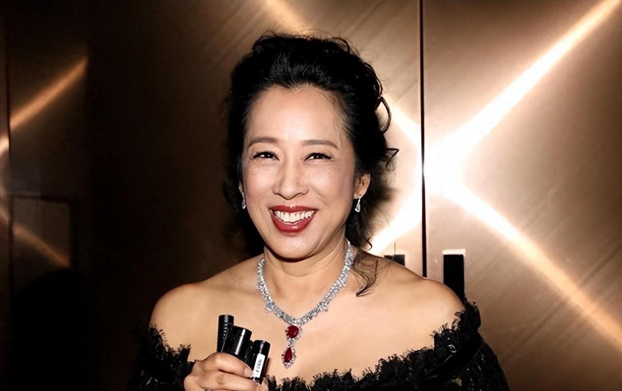 朱玲玲:婚姻的选择 朱玲玲,曾是一位港姐冠军,嫁入豪门后,生活如同