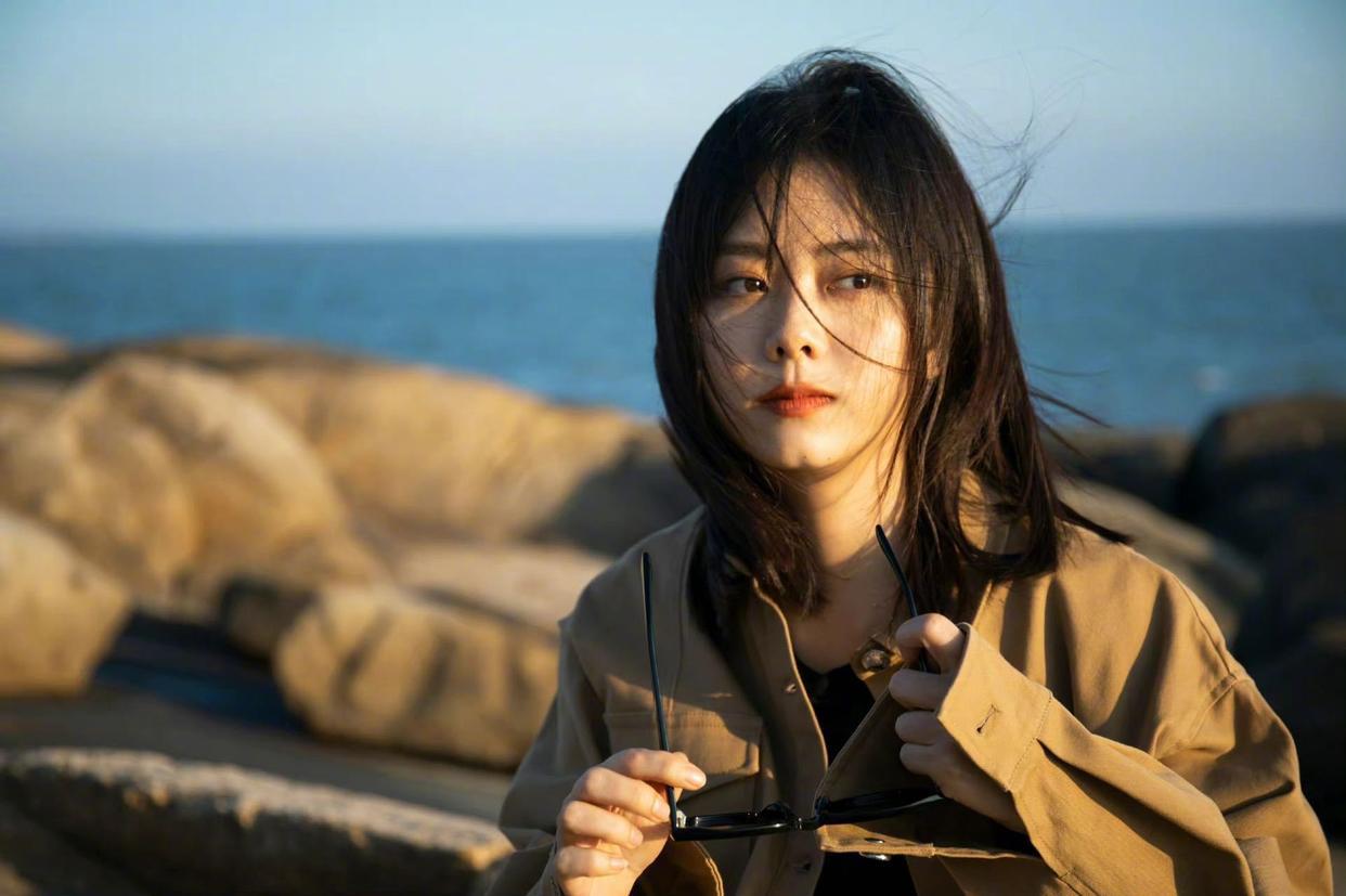 谭松韵:未来的不老女神 谭松韵在海边拍照,33岁的年龄却好比二八少女