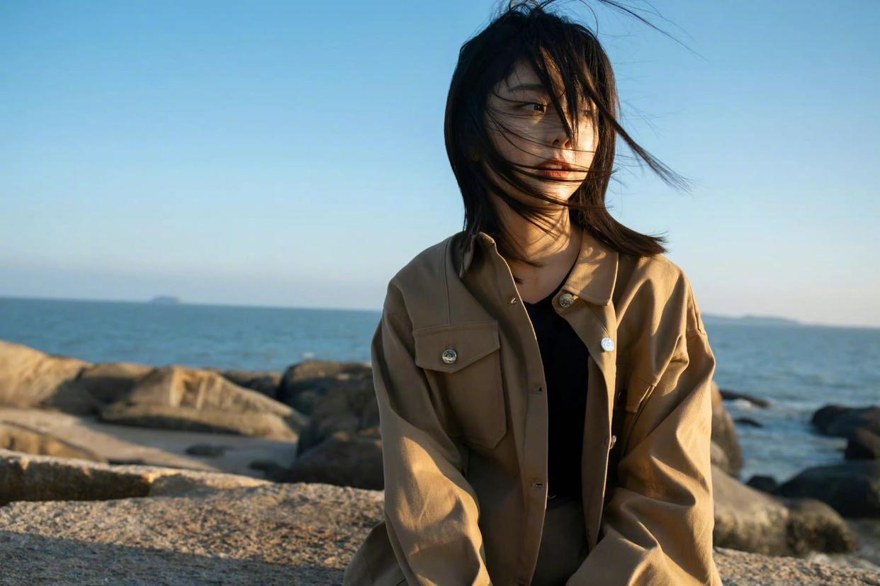 谭松韵:未来的不老女神 谭松韵在海边拍照,33岁的年龄却好比二八少女