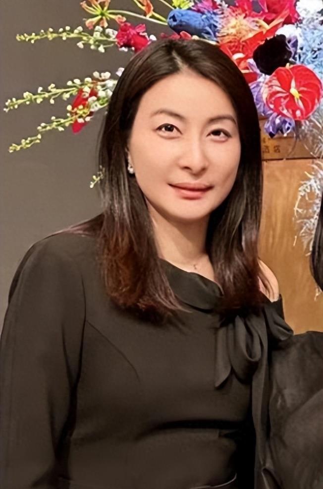 郭晶晶:穿露肩礼服气质超好 郭晶晶在某颁奖晚宴上亮相,穿着黑色斜肩