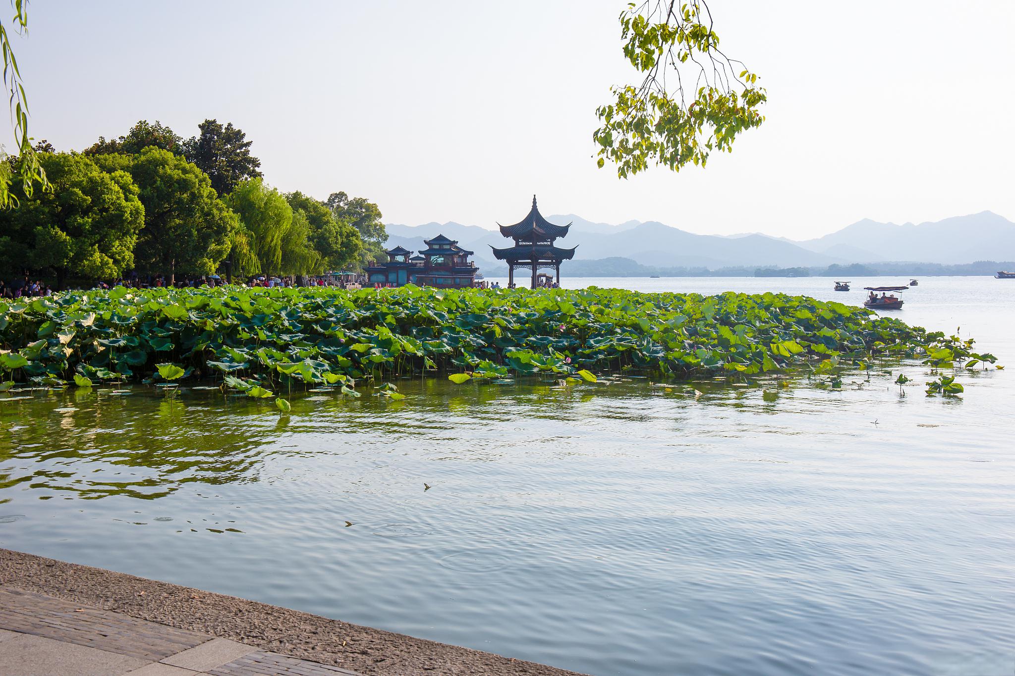 西湖风景区位于中国浙江省杭州市,是国内旅游必去的十大地方之一