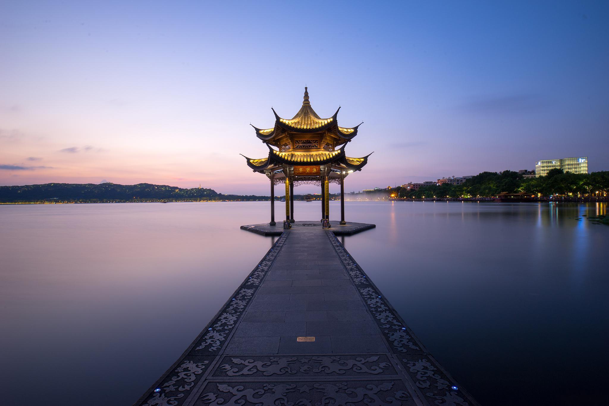 西湖风景区位于中国浙江省杭州市,是国内旅游必去的十大地方之一