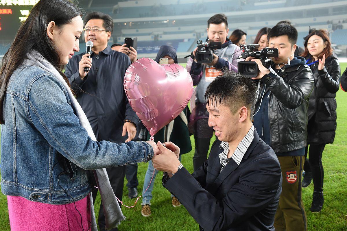 苏小玎的恋情问题也引起了不少话题,他被曝出与演员董璇的恋情,而后又