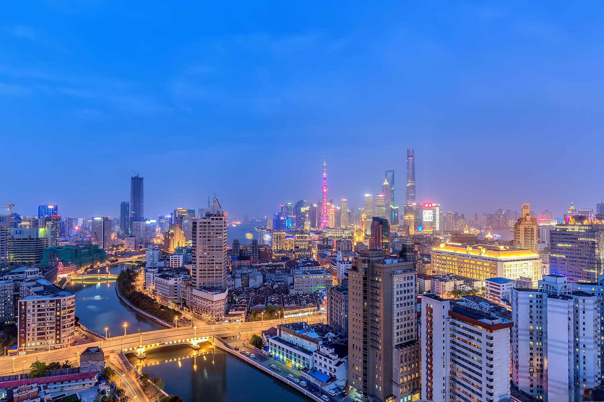 上海,这座闪闪发光的普通城市 每个城市都有自己的灵魂,而上海,这座