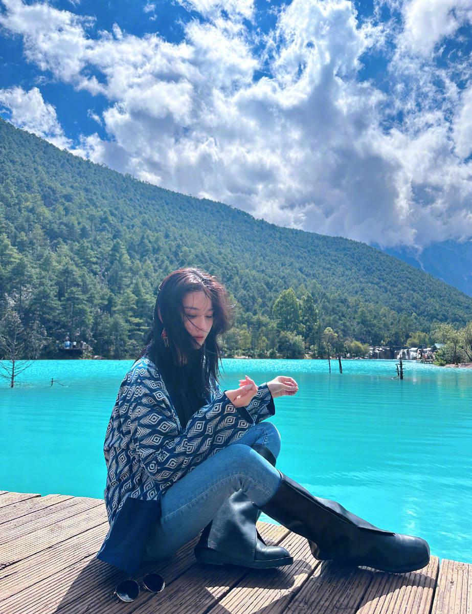 张馨予在社交平台晒出一组丽江蓝月谷随拍,身穿蓝色上衣,搭配牛仔裤
