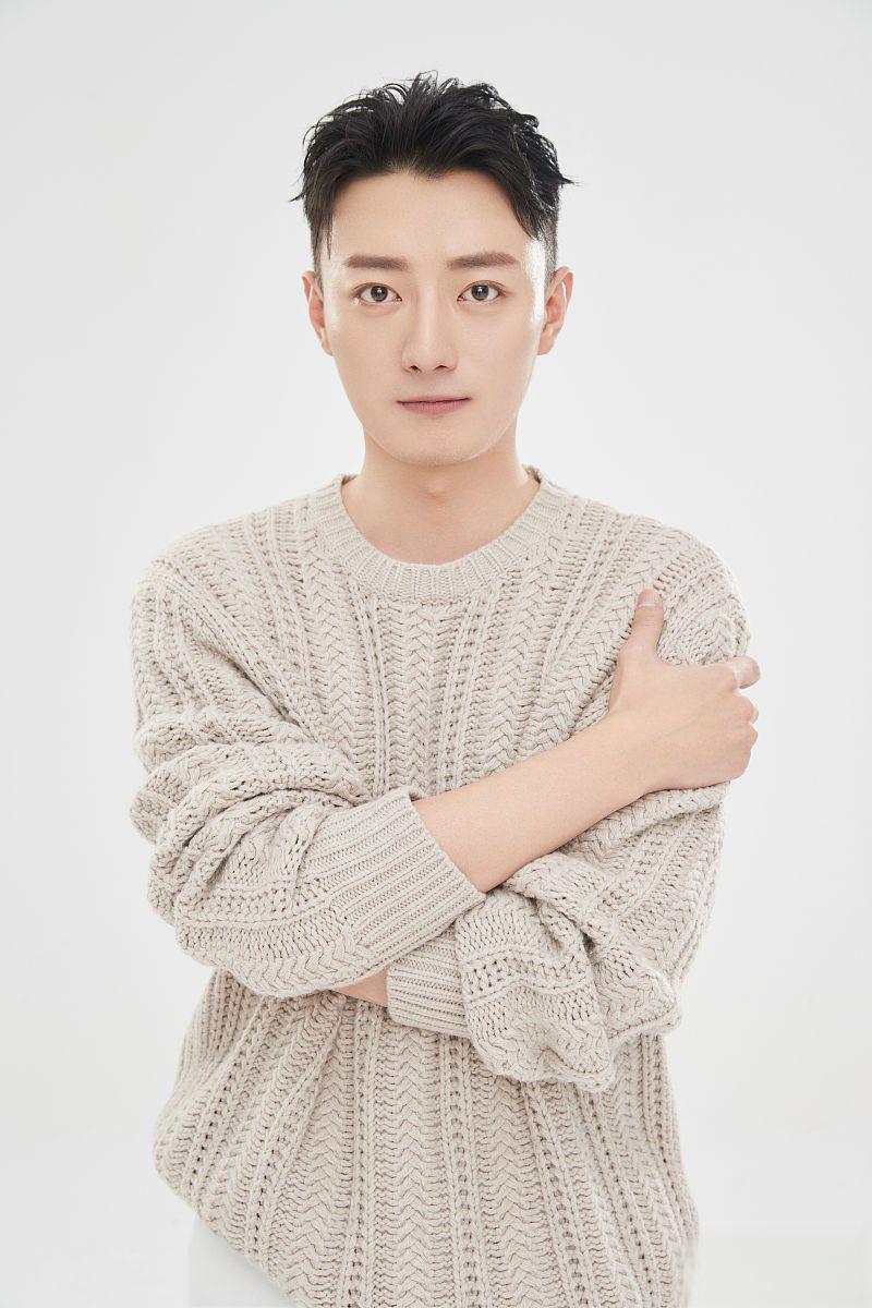 苏小玎的新女友 苏小玎是国家二级演员,虽然是90后,但是出道很多年了.