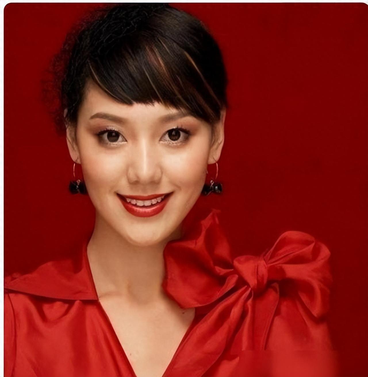 前央视主持人王冠:开启新篇章 王冠是备受瞩目的主持人,她在娱乐新闻